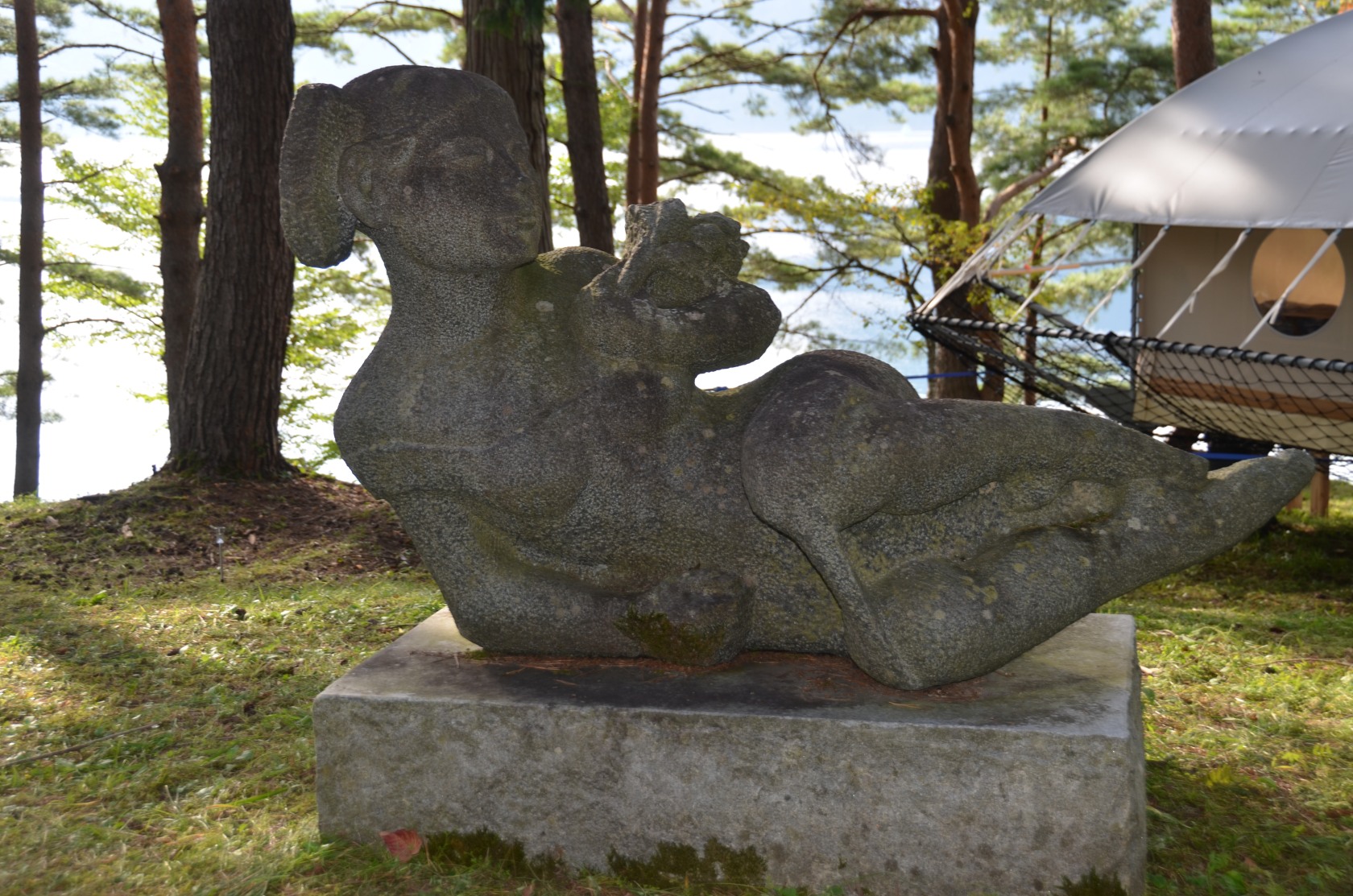 沼沢湖の乙女像